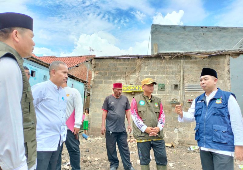 Sekretaris Disperkimtan, Nur Chaidir meninjau lokasi korban angin puting beliung di Kampung Buwek, RT 03/02, Desa SumberJaya, Kecamatan Tambun Selatan.
