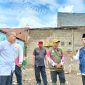 Sekretaris Disperkimtan, Nur Chaidir meninjau lokasi korban angin puting beliung di Kampung Buwek, RT 03/02, Desa SumberJaya, Kecamatan Tambun Selatan.