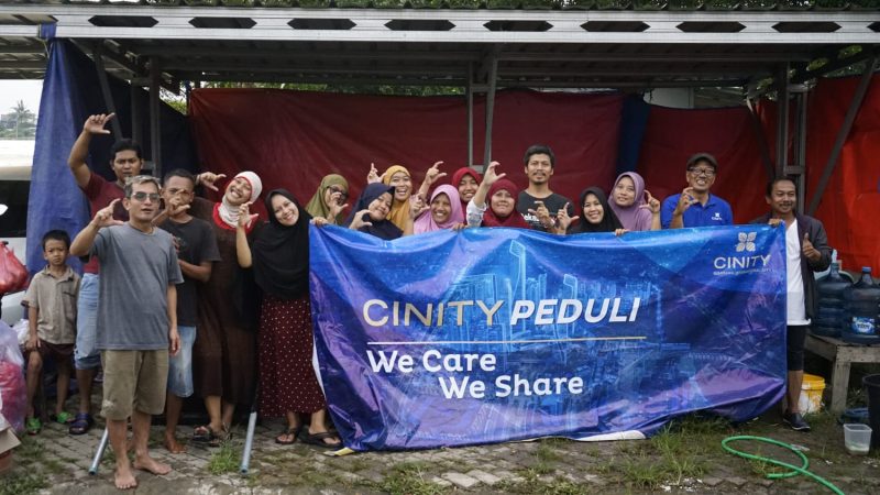 Pemberian bantuan bencana alam oleh Daniel Reinhard selaku perwakilan Estate Management dari PT. Sri Pertiwi Sejati kepada masyarakat yang terdampak bencana banjir oleh PT. Sri Pertiwi Sejati (Cinity) yang direspon baik oleh warga sekitar.