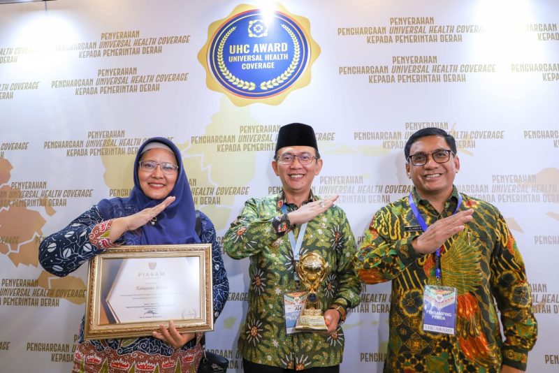 Pemerintah Kabupaten Bekasi menerima penghargaan atas capaian jaminan kesehatan semesta atau Universal Health Coverage (UHC) dari pemerintah pusat di acara UHC Award 2023 di Gedung Balai Sudirman, Tebet, Jakarta Selatan, Selasa (14/03/2023). 