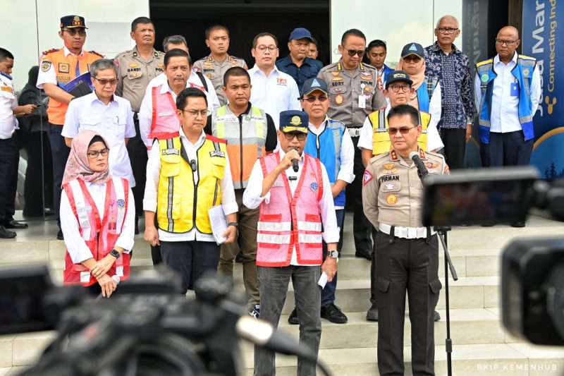 Menteri Perhubungan Budi Karya Sumadi  saat sesi Confrence Pers. / Aziz rakyatjabarnews.com