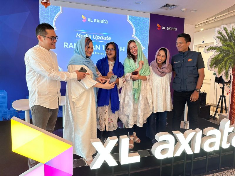 XL Ramadan Program :  (ki-ka) Head Corporate Brand Management XL Axiata, Rama Gunawan, Head of Marketing, Home & Convergence XL Axiata, Bianca Hardini, Group Head Premium Segment XL Axiata, Randu Zulmi, Group Head Mass Segment XL Axiata, Lyra Filiola, Head Youth Marketing Communication XL Axiata, Nahdiah Estu Pawestri dan Head Strategic Operation & Automation XL Axiata, Jhon Paber Ompusunggu dalam acara peluncuran program Ramadan di Jakarta, Jumat (24/3). Sambut bulan Ramadan dan Lebaran XL Axiata menghadirkan eSIM dan promo menarik hingga 70% untuk pembelian produk internet prabayar XL dan AXIS, pascabayar XL PRIORITAS, XL SATU, dan XL Axiata Business Solutions. Penawaran ini mulai berlalu mulai 20 Maret - 27 April 2023.