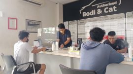 Pelayanan : tampak layanan servis Body & Cat Sun Star Prima Motor Bekasi manjakan pelanggan setia Mitsubishi. 
