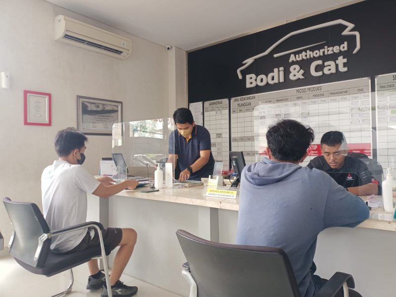 Pelayanan : tampak layanan servis Body & Cat Sun Star Prima Motor Bekasi manjakan pelanggan setia Mitsubishi. 
