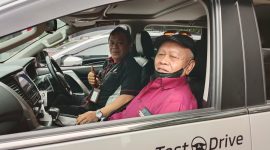 Calon konsumen yang melakukan test Drive.