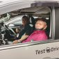Calon konsumen yang melakukan test Drive.