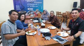 Momentum itu sebagai ajang memperkuat kebersamaan dan tali silaturahmi, tim Mitsubishi SSPM Bekasi bercengkrama dengan konsumen mereka.