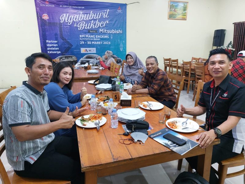 Momentum itu sebagai ajang memperkuat kebersamaan dan tali silaturahmi, tim Mitsubishi SSPM Bekasi bercengkrama dengan konsumen mereka.