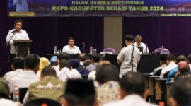 Sekda Kabupaten Bekasi, Dedy Supriyadi saat membuka rapat forum konsultasi publikasi tahun 2023 dalam rangka penyusunan RKPD Kabupaten Bekasi Tahun 2024.