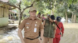 Camat Cabangbungin, Asep Buhori meninjau warga yang terdampak banjir di Desa Setiajaya Kecamatan Cabangbungin, pada Selasa (28/2/2023).
