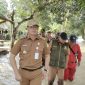 Camat Cabangbungin, Asep Buhori meninjau warga yang terdampak banjir di Desa Setiajaya Kecamatan Cabangbungin, pada Selasa (28/2/2023).
