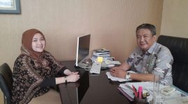 Kepala Bidang Destinasi dan Industri Wisata Bramantio Soewarno (kanan) bersama Subkoord Destinasi Wisata Alam Dispar Kabupaten Bekasi Nunung (kiri).
