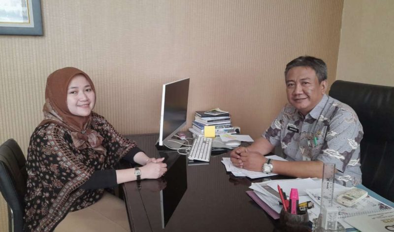 Kepala Bidang Destinasi dan Industri Wisata Bramantio Soewarno (kanan) bersama Subkoord Destinasi Wisata Alam Dispar Kabupaten Bekasi Nunung (kiri).