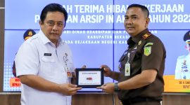 Sekda Kabupaten Bekasi, Dedy Supriyadi secara simbolis serah terima hibah pekerjaan penataan arsip in aktif tahun 2022 dari Dinas Kearsipan dan Perpustakaan Kabupaten Bekasi kepada Kejaksaan Negeri Kabupaten Bekasi, di Aula Kejari, Komplek Pemkab Bekasi, Cikarang Pusat, Kabupaten Bekasi, Rabu (18/01/2023).