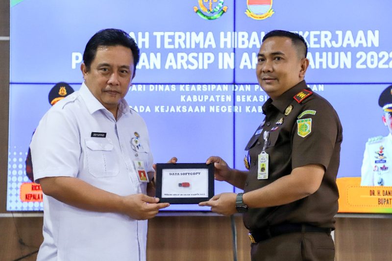 Sekda Kabupaten Bekasi, Dedy Supriyadi secara simbolis serah terima hibah pekerjaan penataan arsip in aktif tahun 2022 dari Dinas Kearsipan dan Perpustakaan Kabupaten Bekasi kepada Kejaksaan Negeri Kabupaten Bekasi, di Aula Kejari, Komplek Pemkab Bekasi, Cikarang Pusat, Kabupaten Bekasi, Rabu (18/01/2023).