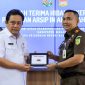 Sekda Kabupaten Bekasi, Dedy Supriyadi secara simbolis serah terima hibah pekerjaan penataan arsip in aktif tahun 2022 dari Dinas Kearsipan dan Perpustakaan Kabupaten Bekasi kepada Kejaksaan Negeri Kabupaten Bekasi, di Aula Kejari, Komplek Pemkab Bekasi, Cikarang Pusat, Kabupaten Bekasi, Rabu (18/01/2023).