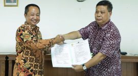 Serah terima jabatan (sertijab) Kepala Dinas Komunikasi Informatika Persandian dan Statistik Kabupaten Bekasi, dari Drs. Ade Komarudin (kanan) sebagai Pelaksana Tugas Kadiskominfosantik, kepada Drs. Yan Yan Akhmad Kurnia (kiri) sebagai Kepala Diskominfosantik definitif, di Aula Gedung Diskominfosantik, Cikarang Pusat, pada Kamis (16/03/2023).