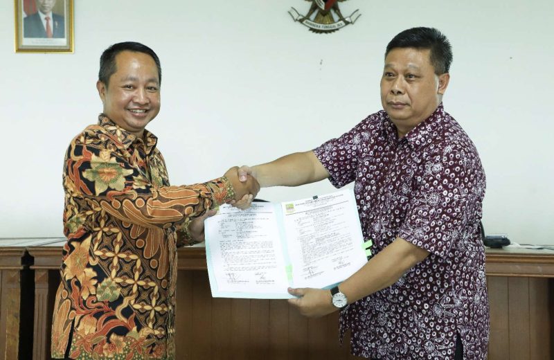 Serah terima jabatan (sertijab) Kepala Dinas Komunikasi Informatika Persandian dan Statistik Kabupaten Bekasi, dari Drs. Ade Komarudin (kanan) sebagai Pelaksana Tugas Kadiskominfosantik, kepada Drs. Yan Yan Akhmad Kurnia (kiri) sebagai Kepala Diskominfosantik definitif, di Aula Gedung Diskominfosantik, Cikarang Pusat, pada Kamis (16/03/2023).
