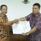 Serah terima jabatan (sertijab) Kepala Dinas Komunikasi Informatika Persandian dan Statistik Kabupaten Bekasi, dari Drs. Ade Komarudin (kanan) sebagai Pelaksana Tugas Kadiskominfosantik, kepada Drs. Yan Yan Akhmad Kurnia (kiri) sebagai Kepala Diskominfosantik definitif, di Aula Gedung Diskominfosantik, Cikarang Pusat, pada Kamis (16/03/2023).