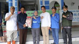 Rumah Sakit Umum Daerah (RSUD) Kabupaten Bekasi menyalurkan bantuan sembako kepada warga terdampak banjir di Kampung Cabang Dua RT 18/06, Desa Lenggahsari, Kecamatan Cabangbungin, pada Jum'at (10/03).
