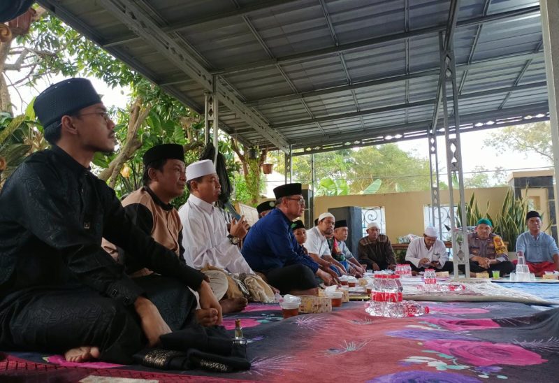 Perkuat silaturahmi: Kepala Desa Muktiwari Bahrudin SE gelar buka bersama dengan aparatur desa dan RT/RW se-Muktiwari, pada Selasa 11 April 2023.