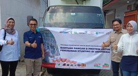 Direktur Utama Pos Indonesia Faizal Rochmad Djoemadi terjunkan langsung bantuan pangan.