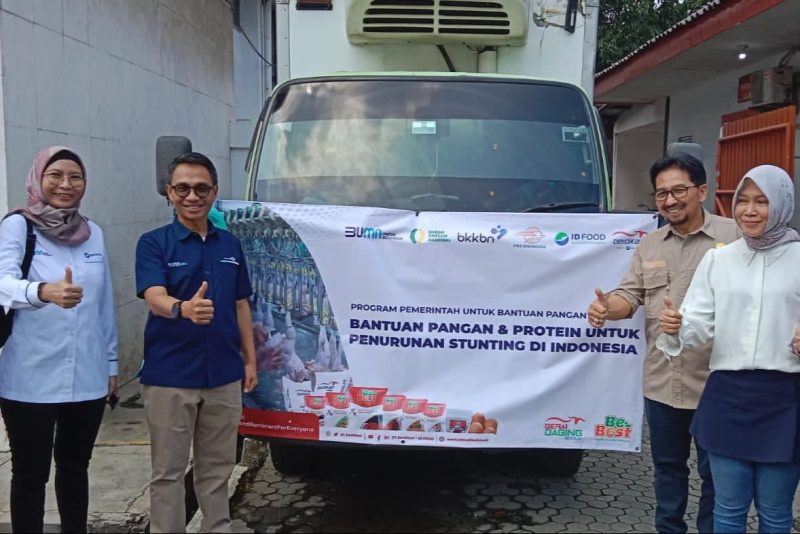 Direktur Utama Pos Indonesia Faizal Rochmad Djoemadi terjunkan langsung bantuan pangan.