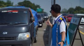Petugas : Petugas tol tampak begitu membantu kendaraan arus mudik yang meninggalkan Jabotabek, pada Rabu 19 April 2023.