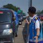 Petugas : Petugas tol tampak begitu membantu kendaraan arus mudik yang meninggalkan Jabotabek, pada Rabu 19 April 2023.