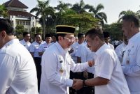 Pj Bupati Bekasi Dani Ramdan didampingi Sekda Dedy Supriyadi menggelar mushafahah bersama para pejabat dan seluruh ASN di lingkungan Pemkab Bekasi, di Plaza Pemda Cikarang Pusat, Rabu (36/04/2023).
