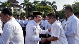 Pj Bupati Bekasi Dani Ramdan didampingi Sekda Dedy Supriyadi menggelar mushafahah bersama para pejabat dan seluruh ASN di lingkungan Pemkab Bekasi, di Plaza Pemda Cikarang Pusat, Rabu (36/04/2023).
