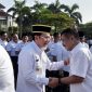 Pj Bupati Bekasi Dani Ramdan didampingi Sekda Dedy Supriyadi menggelar mushafahah bersama para pejabat dan seluruh ASN di lingkungan Pemkab Bekasi, di Plaza Pemda Cikarang Pusat, Rabu (36/04/2023).
