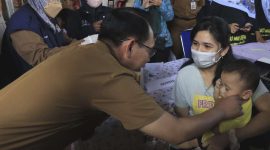 Pj Bupati Bekasi Dani Ramdan membuka pencanangan Sub Pekan Imunisasi Nasional ( SUB PIN) polio, Tingkat Kabupaten Bekasi 2023 di Halaman Kantor Desa Mekarmukti Kecamatan Cikarang Utara, Kabupaten Bekasi Senin (4/4/2023).