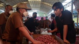 Pj Bupati Bekasi Dani Ramdan memantau langsung stok dan harga kebutuhan barang pokok di pasaran.