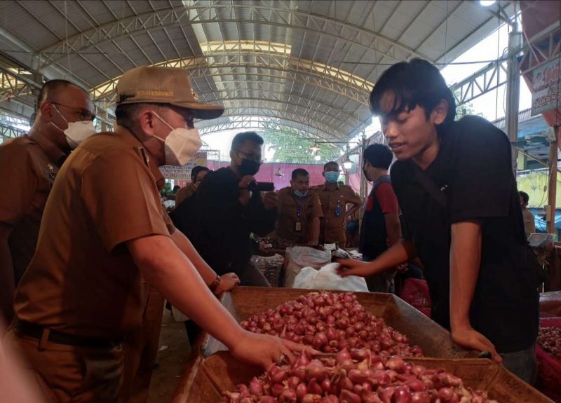 Pj Bupati Bekasi Dani Ramdan memantau langsung stok dan harga kebutuhan barang pokok di pasaran.