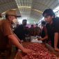 Pj Bupati Bekasi Dani Ramdan memantau langsung stok dan harga kebutuhan barang pokok di pasaran.