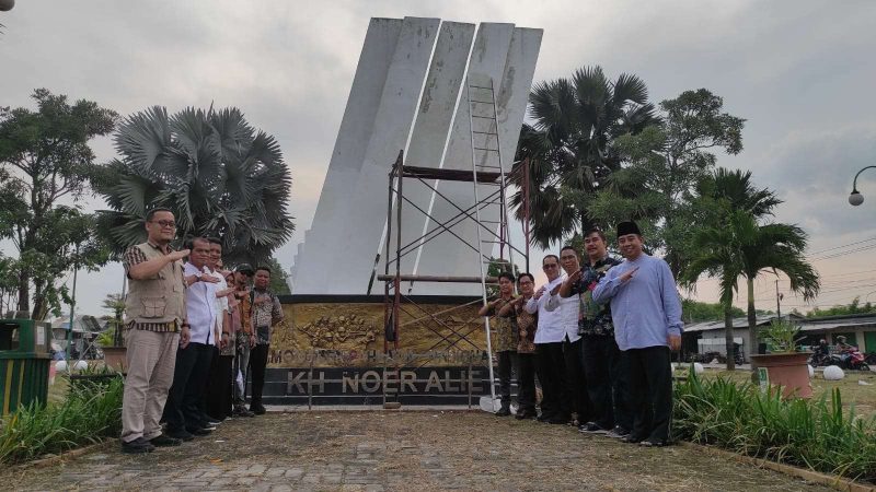 Dinas Perumahan, Kawasan Permukiman dan Pertanahan (Disperkimtan) Kabupaten Bekasi, melakukan pemeliharaan taman yang berada di sepanjang jalan dari perbatasan Kabupaten Karawang sampai Kota Bekasi.