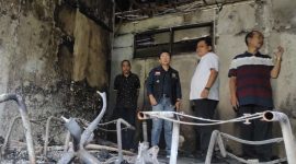 Pj Bupati Bekasi Dani Ramdan meninjau lokasi kebakaran Gedung Dinas Pendidikan (Disdik) Kabupaten Bekasi, Komplek Pemkab Bekasi, Cikarang Pusat, Sabtu (8/4/2023)