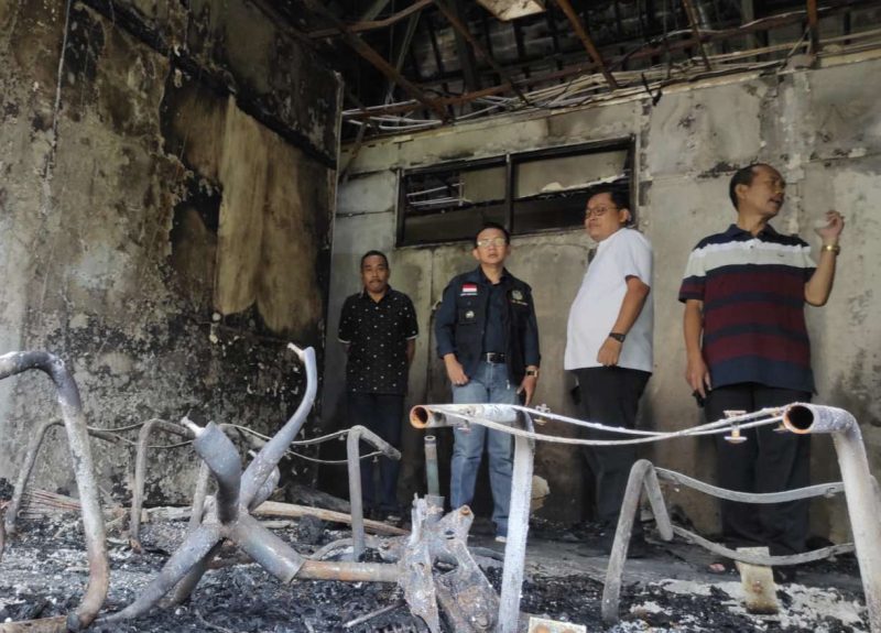 Pj Bupati Bekasi Dani Ramdan meninjau lokasi kebakaran Gedung Dinas Pendidikan (Disdik) Kabupaten Bekasi, Komplek Pemkab Bekasi, Cikarang Pusat, Sabtu (8/4/2023)