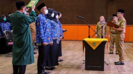 Pj Bupati Bekasi, Dani Ramdan mengambil sumpah/janji pegawai pemerintah dengan perjanjian kerja JF Tenaga Kesehatan di Lingkungan Pemerintah Kabupaten Bekasi tahun anggaran 2022, di Aula KH.Noer Alie, Komplek Pemkab Bekasi, Senin (03/04/2023).