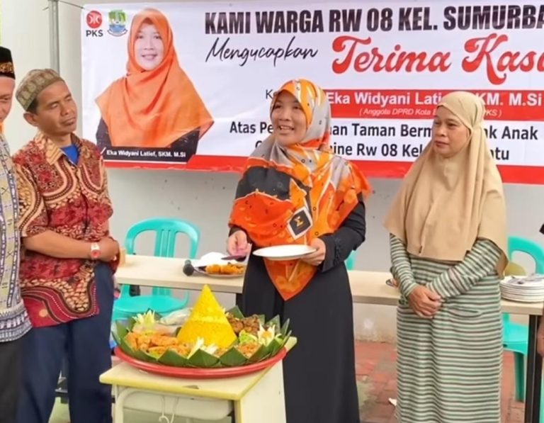 Anggota Komisi III DPRD Kota Bekasi Fraksi-PKS Eka Widyani Latief pada melaksanakan agenda peresmian terkait dengan pembangunan taman bermain anak.