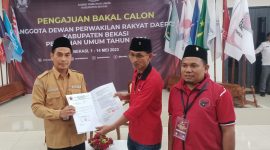 Serahkan : Ketua DPC PDI Perjuangan Kabupaten Bekasi Soleman menyerahkan berkas Bacaleg PDI-P Kabupaten Bekasi di KPU Kabupaten Bekasi, Kamis 11 Mei 2023.