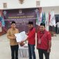 Serahkan : Ketua DPC PDI Perjuangan Kabupaten Bekasi Soleman menyerahkan berkas Bacaleg PDI-P Kabupaten Bekasi di KPU Kabupaten Bekasi, Kamis 11 Mei 2023.
