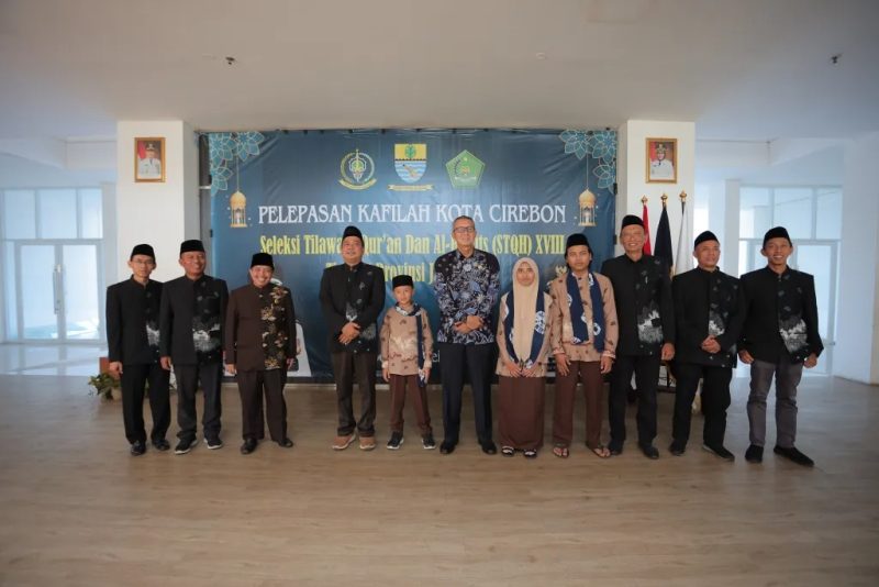 Sekretaris Daerah (Sekda) Kota Cirebon, Drs. H. Agus Mulyadi, M.Si., saat melepas kafilah Kota Cirebon pada STQH ke 18 tingkat Provinsi Jawa Barat 2023, Jumat (5/5/2023).