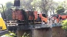 Dinas Lingkungan Hidup (DLH) Kabupaten Bekasi membersihkan dan mengangkut sampah sepanjang 150 meter di Kali Jambe Kampung Mundu, Desa Satria Jaya.