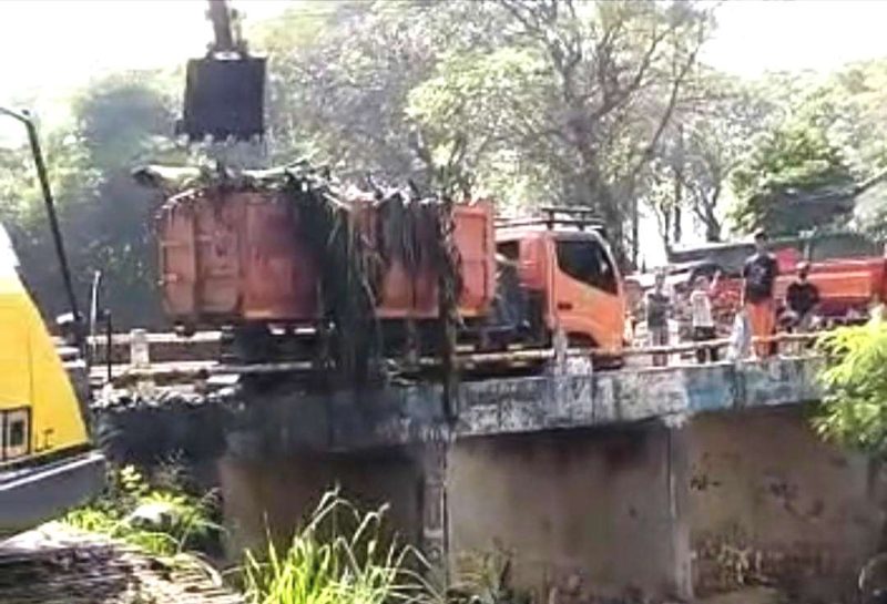 Dinas Lingkungan Hidup (DLH) Kabupaten Bekasi membersihkan dan mengangkut sampah sepanjang 150 meter di Kali Jambe Kampung Mundu, Desa Satria Jaya.