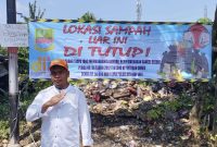 Dinas Lingkungan Hidup (DLH) Kabupaten Bekasi menutup Tempat Pembuangan Sampah (TPS) liar yang berada di Kampung Rawa Sentul, Desa Jayamukti, Kecamatan Cikarang Pusat pada Jum'at (05/05/2023).