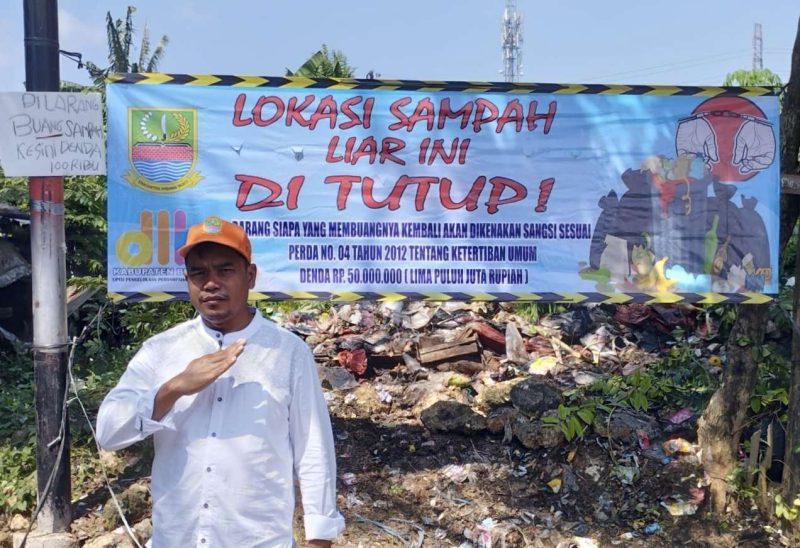 Dinas Lingkungan Hidup (DLH) Kabupaten Bekasi menutup Tempat Pembuangan Sampah (TPS) liar yang berada di Kampung Rawa Sentul, Desa Jayamukti, Kecamatan Cikarang Pusat pada Jum'at (05/05/2023).