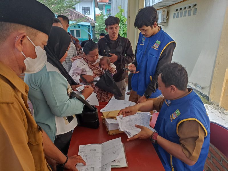Jemput Bola : Pelayanan mobil keliling dari Disdukcapil, masyarakat sangat antusias dan berdatangan untuk mengurus administrasi kependudukan.