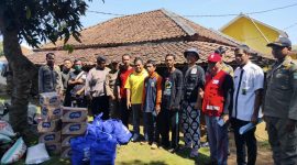 Badan Penanggulangan Bencana Daerah (BPBD) dan Dinas Sosial (Dinsos) Kabupaten Bekasi menyalurkan bantuan Sembako kepada warga yang terdampak angin puting beliung, di wilayah Desa Sukabungah kecamatan Bojongmangu pada Jumat, (5/5/2023).

